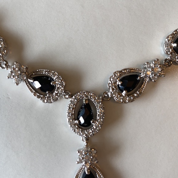 Costume jewelry set never worn silver black set - Picture 6 of 8